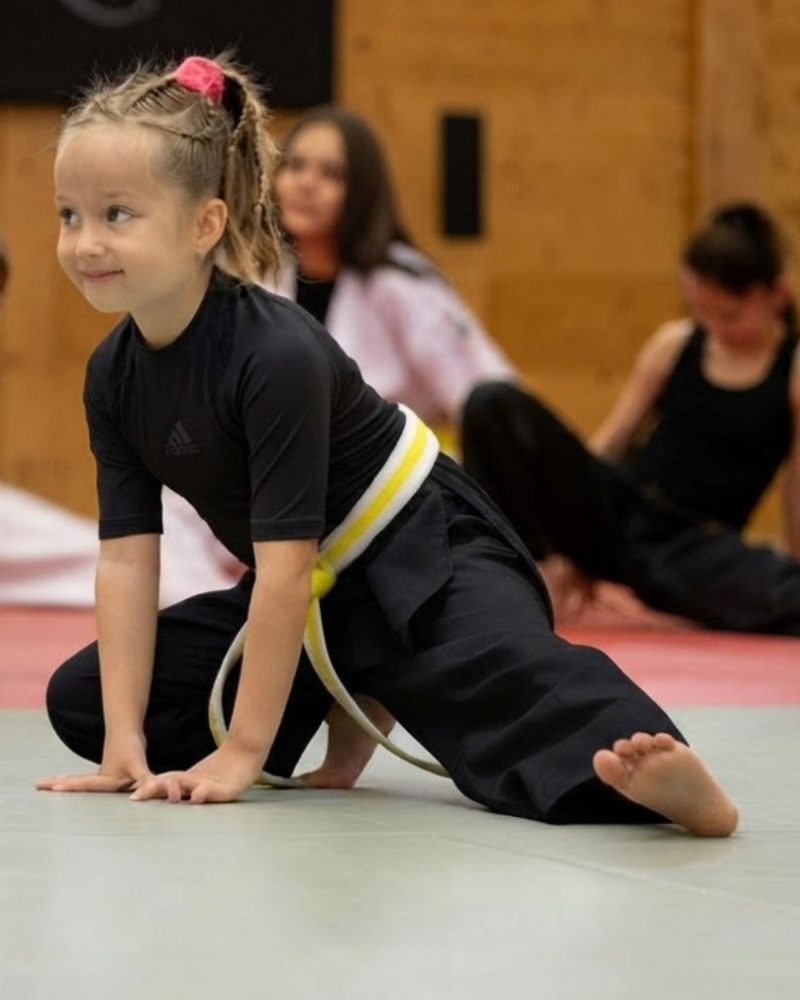 Kleinkinder beim spielerischen Bewegungstraining