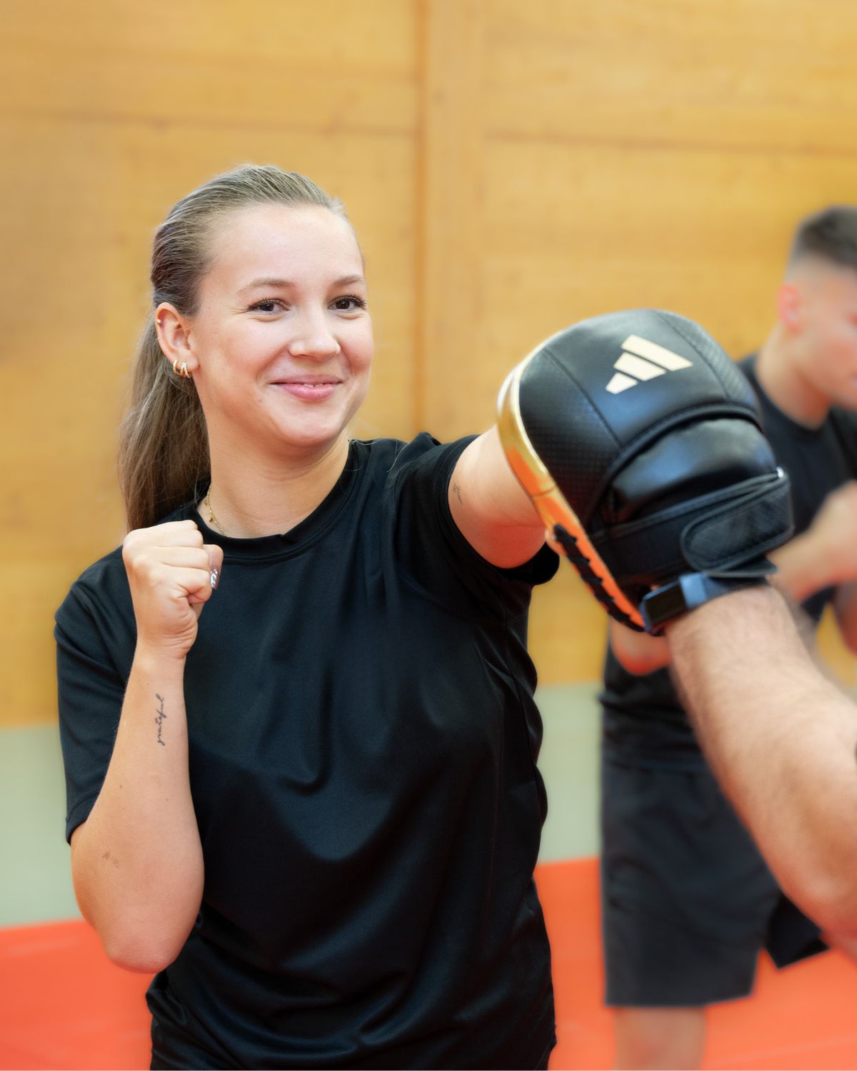 Trainer und Trainierende beim Pratzentraining bei SOKAI